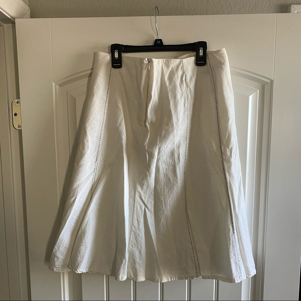 White skirt with 3D floral - Picture 3 of 3